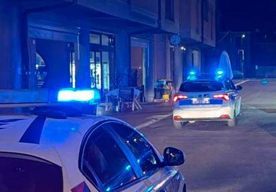 Savignano, vede gli agenti e scappa contromano per le vie del centro: maxi-multa e denuncia per un 22enne