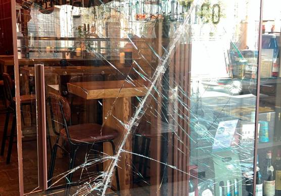 La vetrina spaccata dell’Emporio Gastronomico di Rimini nei pressi dell’Arco d’Augusto