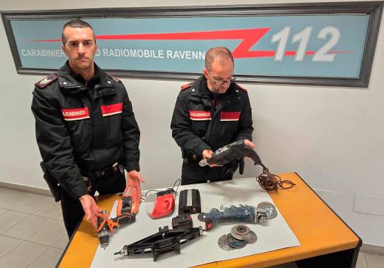 Ravenna, nello zaino aveva il trapano, l’avvitatore e il kit del ladro: 43enne arrestato