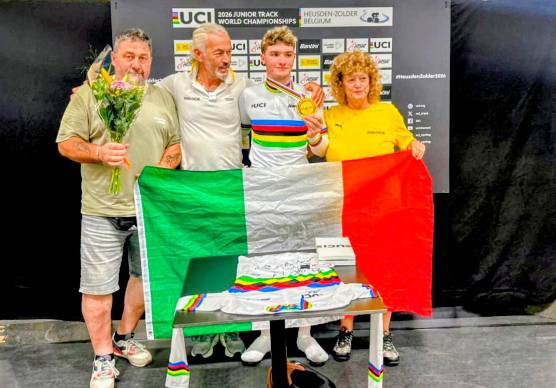 In alto Matteo Ghirelli festeggia la medaglia d’oro col padre e la presidente della Forlivese, Annarosa Tardozzi