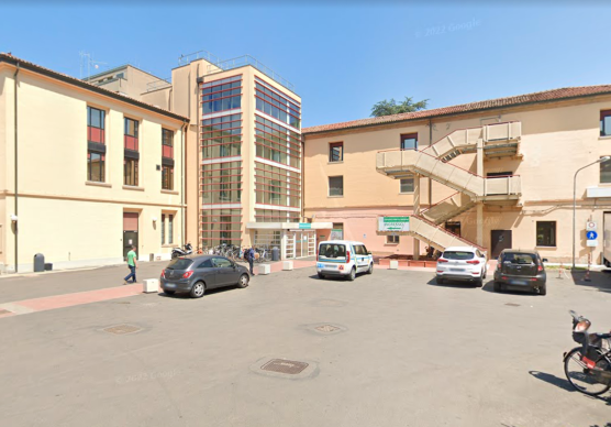 Faenza, tenta il furto della bici, poi aggredisce un agente e minaccia il personale dell’ospedale