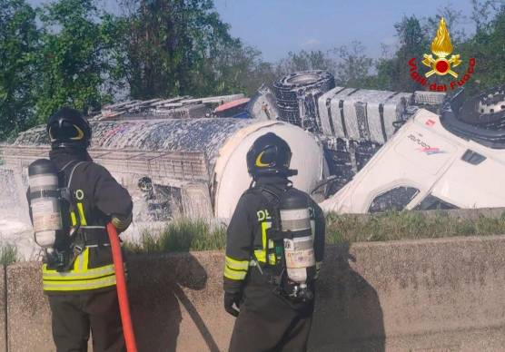 San Lazzaro, A14 riaperta dopo l’incidente mortale con autocisterna di etere ribaltata VIDEO