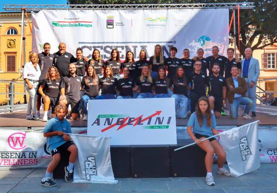 Il gruppo del Volley Club sul palco di Cesena in Wellness in Piazza Almerici