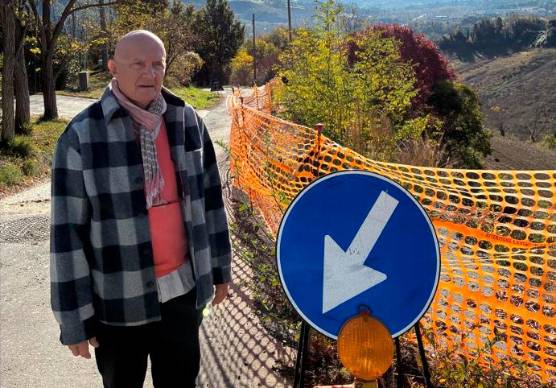 L’avvocato Giuliano Cardellini nel punto della frana in via Stornite