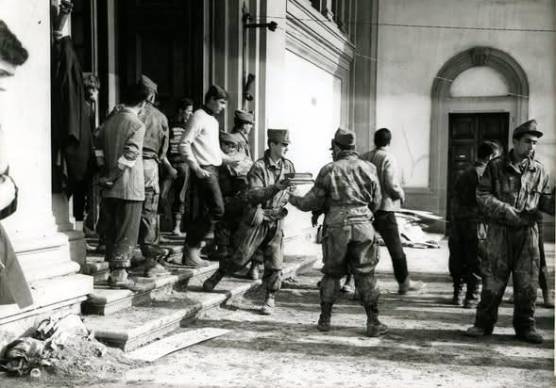 Alcuni militari al lavoro a Firenze nei giorni dell’alluvione