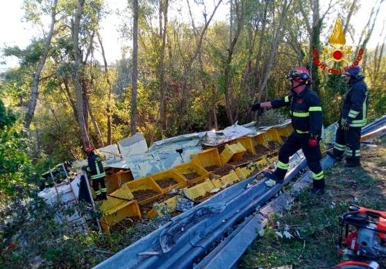 Cesena, incidente: camion carico di kiwi si ribalta sulla Secante, il conducente grave in ospedale