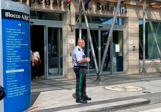 Guardia giurata in servizio all’entrata dell’ospedale Bufalini