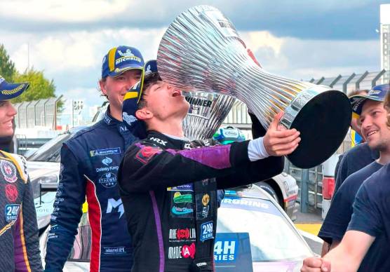Il cesenaticense Gino Rocchio festeggia la vittoria nella 12 Ore del Nurburgring