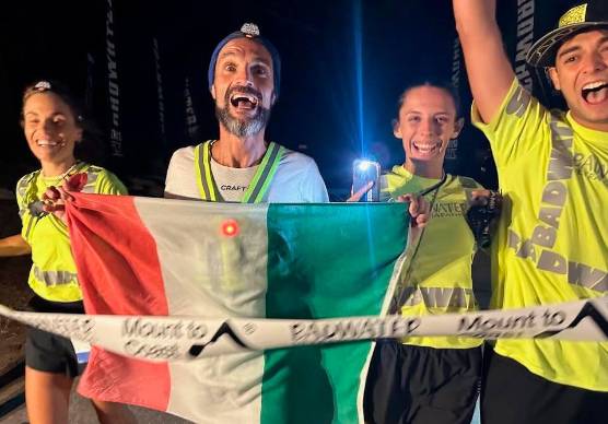 Nicola Placucci al traguardo della Badwater 135 con la sua squadra