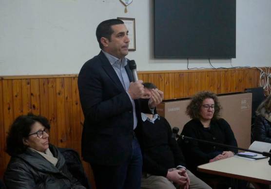 Il presidente della Regione Michele De Pascale nei mesi scorsi durante un incontro con i cittadini di Traversara (Fiorentini)