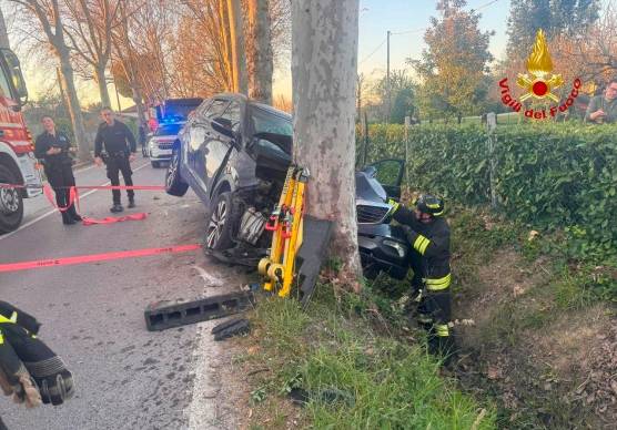 Cesena, incidente: si schianta contro un albero e finisce nel fosso, 70enne gravissimo