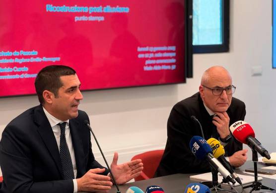 Il presidente dell’Emilia-Romagna Michele de Pascale con il commissario Fabrizio Curcio (archivio)