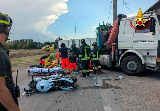 Gatteo incidente, grave motociclista incastrato sotto un camion