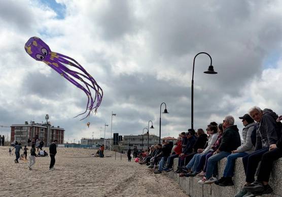 Gli aquiloni in spiaggia e, nelle foto successive, la festa a Marina (foto Fiorentini)