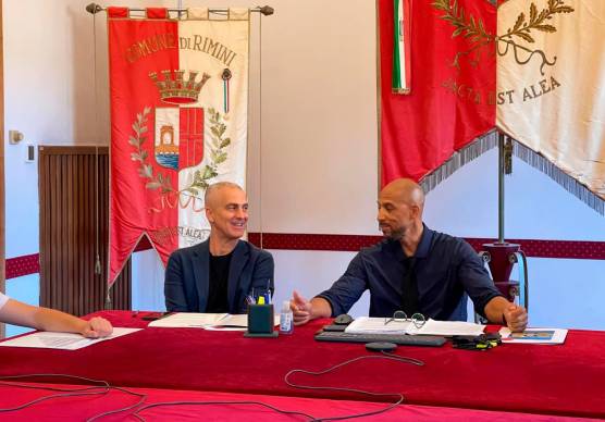 Il sindaco Jamil Sadegholvaad con Carlton Myers alla presentazione della quarta edizione del Sand Rimini