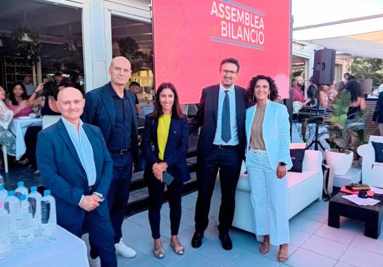 Nella foto da sinistra: Mirko Bagnari, Coordinatore territoriale Ravenna di Legacoop Romagna, Francesco Malaguti, presidente Camst group, Francesca Impellizzeri, assessora alle Politiche e cultura di genere, Scuola e Infanzia, Bilancio, Diritti degli Animali, Comune di Ravenna, Alessandro Barattoni, sindaco di Ravenna e Stefania Ceretti, vicepresidente Camst group