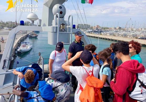 Rimini, cade in acqua nel porto canale nei pressi dello stand dei sommozzatori della Finanza che gli salvano la vita