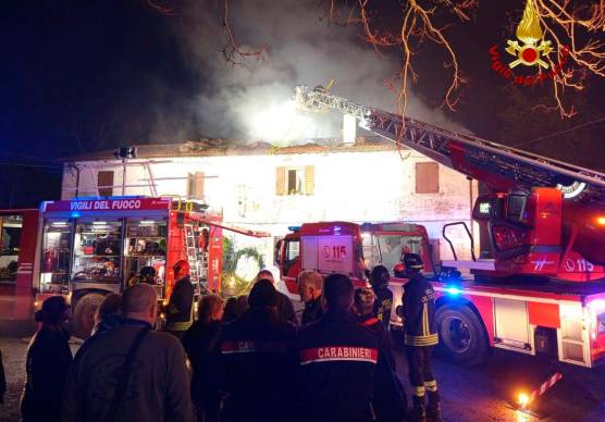 Santa Sofia, violento incendio nella notte al tetto: casa semidistrutta
