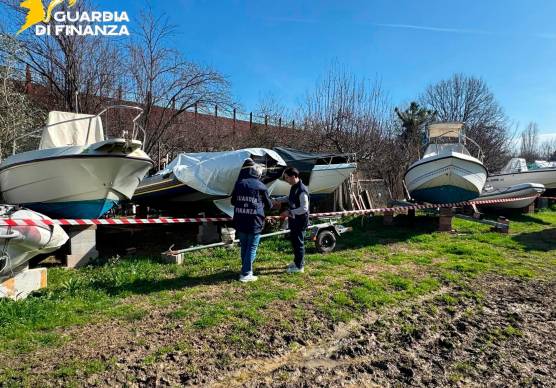 Rimini, dal mare alla campagna: un deposito abusivo con 45 imbarcazioni in un’area agricola