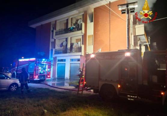 San Mauro Pascoli incendio nella notte in camera da letto, quattro persone all’ospedale, condominio evacuato
