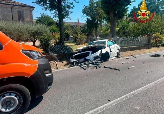 Forlì, auto esce di strada e abbatte cancellata
