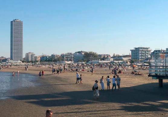 Forlì, al mare mentre doveva assistere la mamma malata: licenziata ma il giudice la reintegra