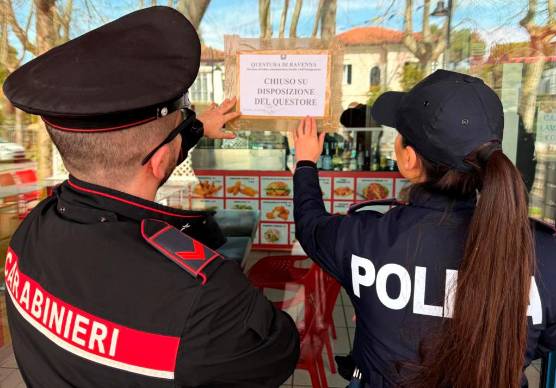 Cervia, accoltellato e colpito con una mazza da baseball: chiuso per 5 giorni un negozio teatro di gravi episodi