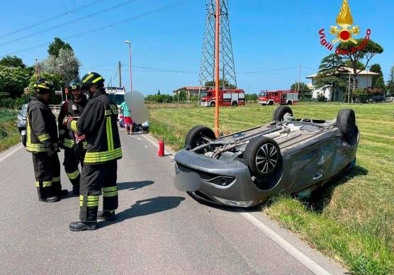 Cesena, pauroso incidente, un’auto si ribalta nel fosso: tre feriti