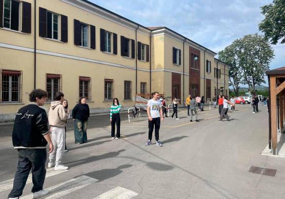 Studenti all’esterno dell’Istituto tecnico “Garibaldi”