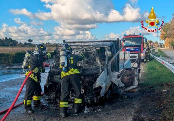 Meldola, furgone a fuoco sulla Sp4 del Bidente