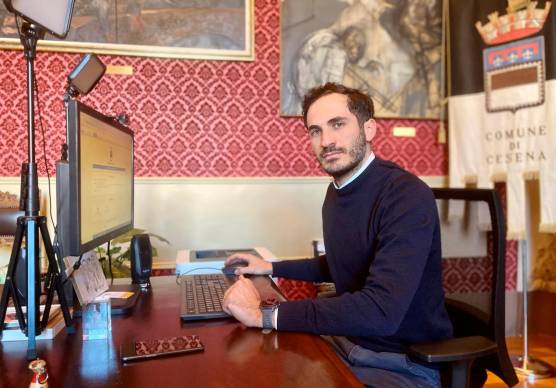 Il sindaco Enzo Lattuca al voto online