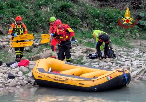 Galeata, cade dal ponte e precipita nel fiume