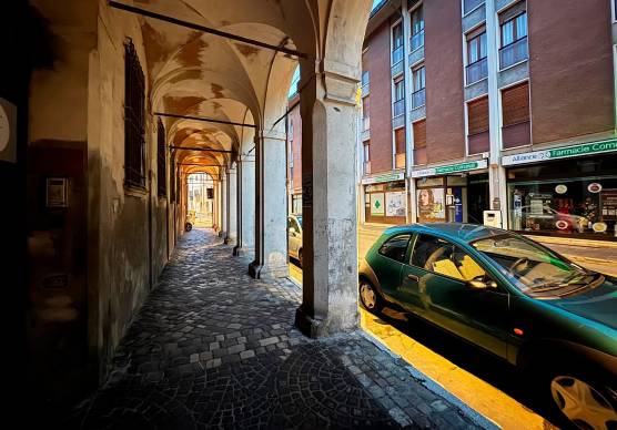 I portici di corso Ubaldo Comandini, dove è avvenuto l’accoltellamento