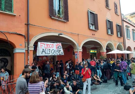 Imola, 16enne arrestata per i disordini a Bologna, il padre protesta in tribunale: “Ha l’asma e in questi giorni è stata male”