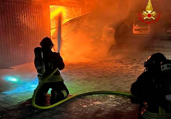 Forlì, incendio nel garage del condominio: evacuate 14 famiglie
