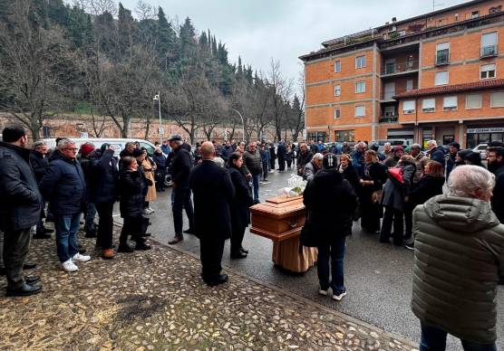 Il feretro all’esterno della chiesa