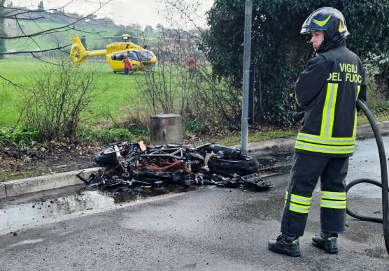 La moto ha preso fuoco dopo lo scontro (foto e video Migliorini)