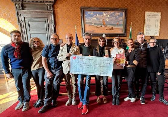 Cattolica, “niente campagne pubblicitarie, facciamo una donazione ad anziani e bisognosi”: lo spirito del Natale di 12 commercianti