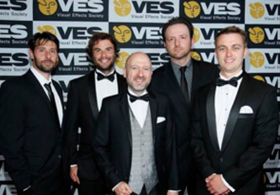 Alessandro Saponi, secondo da destra, alla premiazione dei Visual effect society awards a Los Angeles