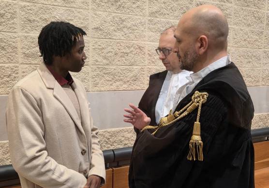 Louis Dassilva oggi in aula con gli avvocati Guidi e Fabbri (Migliorini)