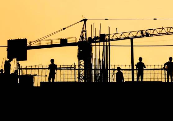 Ravenna, operaio minorenne senza protezioni sul tetto: 9mila euro di multa e impresa sospesa