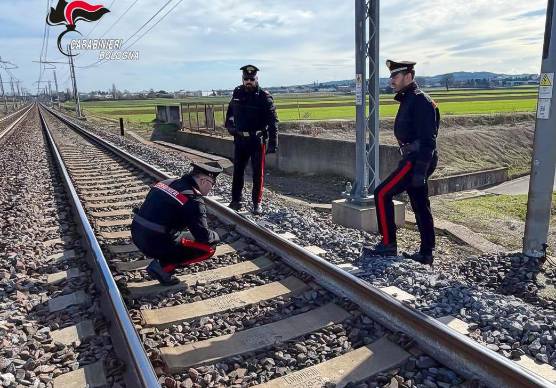 Imola, arrestato un 20enne per attentato alla sicurezza: è sospettato di aver messo delle pietre sulle rotaie sulla linea Bologna-Ancona