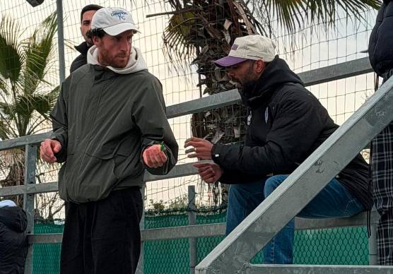 Nicola Capellini ed Ashley Cole in tribuna a Martorano (foto Corriere Romagna)