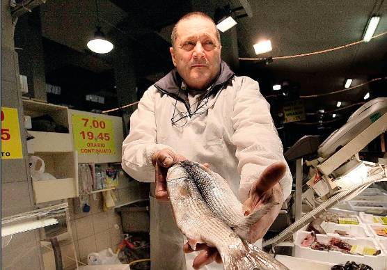 Loris Garattoni al mercato del pesce di Rimini in una foto del 2012