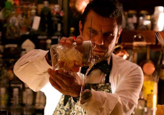 Rimini, dal barman Charles ecco il Tea Tonic la rivoluzione del cocktail tra infusi e miscele: “Tutto è nato da un regalo di mia sorella”