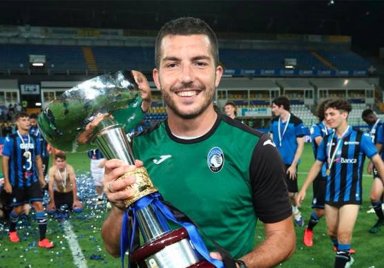 Alberto Pasini con il trofeo consegnato ai campioni d’Italia Primavera, vinto con l’Atalanta nel 2019 e nel 2020