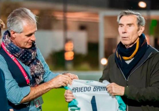 Ariedo Braida riceve la maglia personalizzata dai dirigenti del Forte Virtus Fc