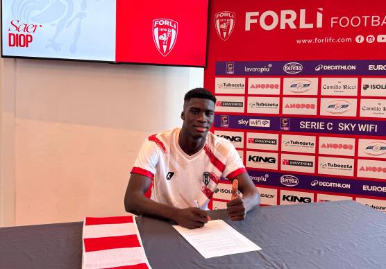 Saer Diop al momento della firma del contratto