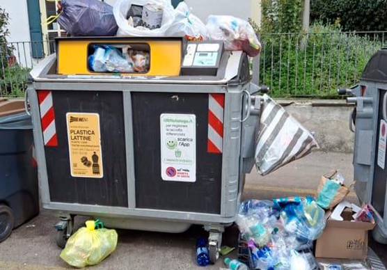 Un cassonetto stracolmo a Borgo Marina