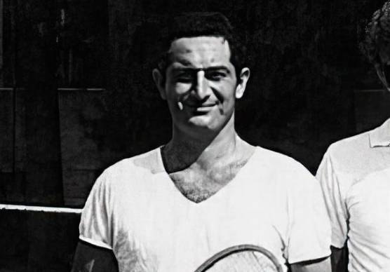Maurizio Maiki Morri in una foto di qualche decennio fa sul campo da tennis